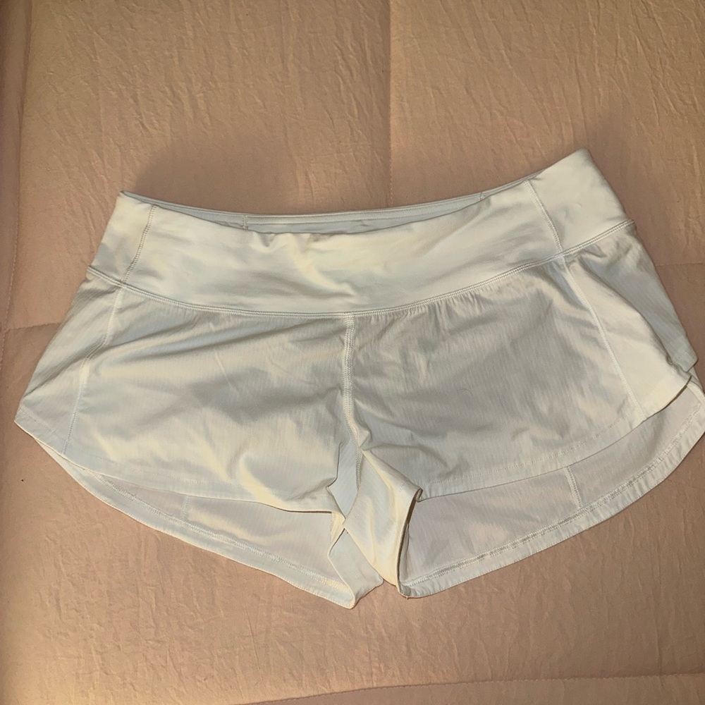 White Lululemon Size 6 2.5in Speed up shorts